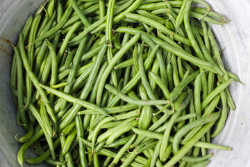 pile of green beans in a bowl