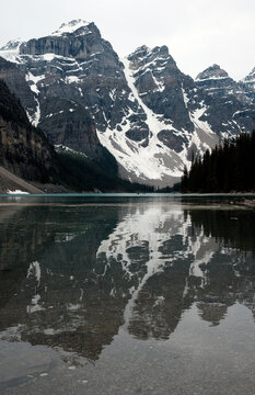Le lac Moraine et les montagnes Rocheuses canadiennes &agrave; Banff