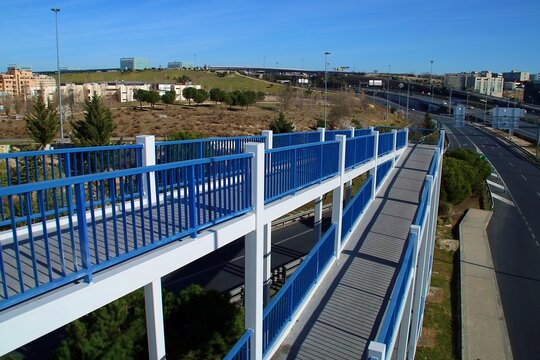 Detalles de la arquitectura de las rampas para poder superar una autopista. Paso peatonal en el puente de la avenida de Niceto Alcala Zamora sobre la autopista A1en Madrid, Espa&ntilde;a.