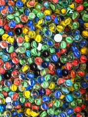 ein Haufen bunter Glas Murmeln