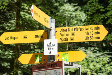Wanderwegweiser in der Taminaschlucht, ob Bad Ragaz, Kanton, St.Gallen, Schweiz