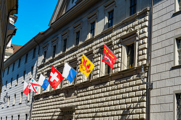 Regierungsgebäude in Luzern mit den Fahnen der fünf Ämter, Luzern, Schweiz