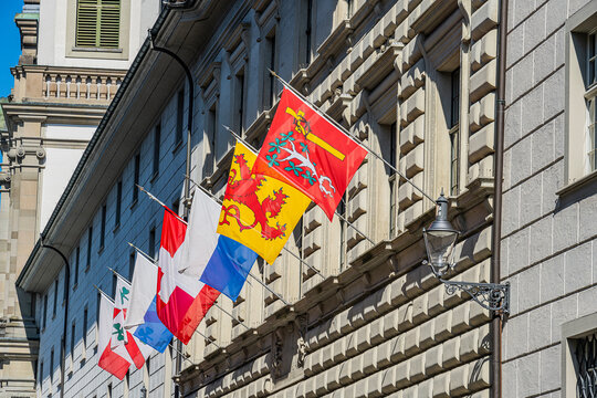 Regierungsgeb&auml;ude in Luzern mit den Fahnen der f&uuml;nf &Auml;mter, Luzern, Schweiz