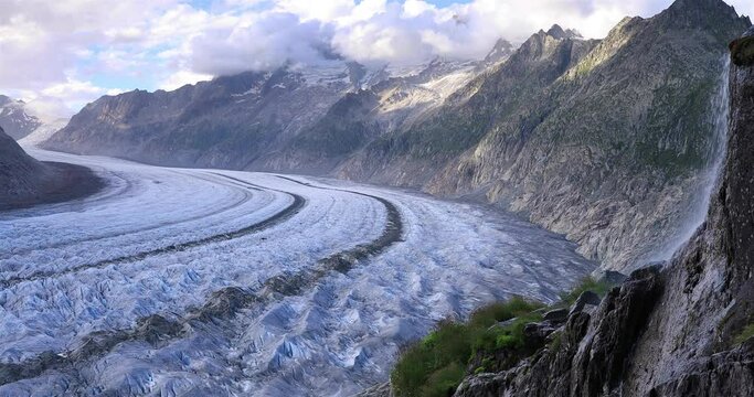 Randonn&eacute;e le long du Glacier d'Aletsch en Suisse