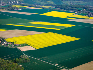 vue aérienne de champs de colza en région parisienne en France