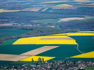 vue aérienne de champs de colza en région parisienne en France