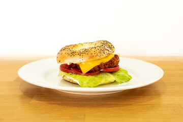 Cheese, Burger, Bagel, hamburger, manzo, lattuga, pomodoro, cipolla, maionese, cheddar, prosciutto, lattuga, panino, spuntini, ciambella, insalata, piatto, bianco, freschi, pancetta, cena, pasti, pomo