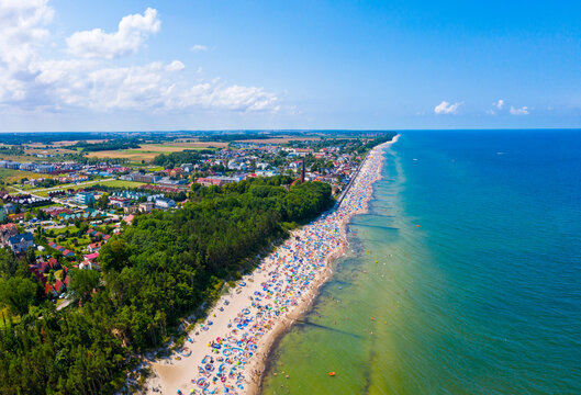 Letnia panorama wybrzeża nad Morzem Bałtyckim, plaża w miejscowości Sarbinowo	
