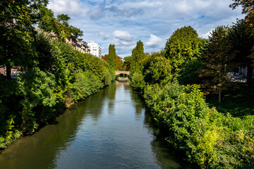 Fototapeta na wymiar Fluss durch Straßburg