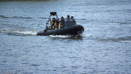 Szybka łódź wojskowa w czasie akcji odbicia zakładników - ćwiczenia na wodzie.  - obrazy, fototapety, plakaty