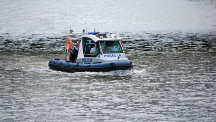 Motorówka policyjna na rzece podczas pościgu.  - obrazy, fototapety, plakaty