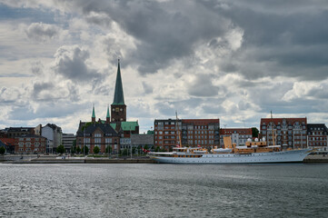 Fototapeta premium Skyline der dänischen Stadt Aarhus mit Blick auf Hafen, Domkirche und die Jacht des dänischen Königshauses 