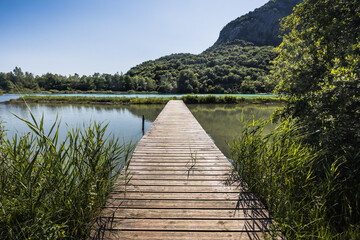 Vue sur le lac de Virieu en été. C'est un lac à Virieu-le-Grand dans le département de l'Ain en...