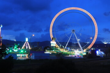 Noria por la noche en movimiento