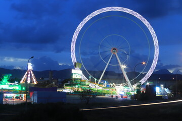 Noria por la noche en movimiento