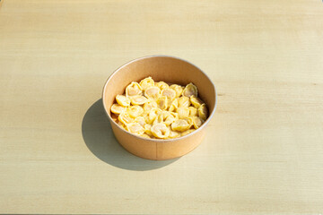 Cappelletti, crema di formaggio, Tortellini, pasta all'uovo, basilico, cucinare, ristorante, asporto, fast food, italia, roma, italiana, alimento, bocce, giallo, bianco, isolata, pasti, ortaggio, spun