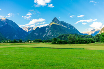 Abendspaziergang durch die sehenswerte Stadt Bovec nahe der Grenze zu Italien - Slowenien