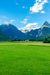 Naklejka premium Abendspaziergang durch die sehenswerte Stadt Bovec nahe der Grenze zu Italien - Slowenien