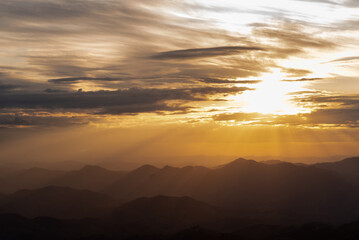 nascer do sol, amanhecer, por do sol, fim de tarde, paisagem, montanha, trilha, luzes, céu, amarelo