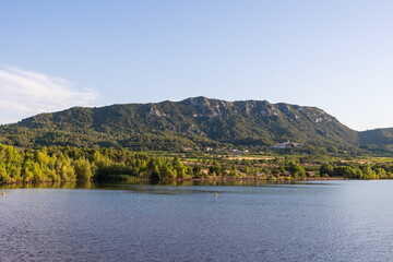 Vue sur le Mont Liausson depuis les bords du Lac du Salagou au coucher du soleil