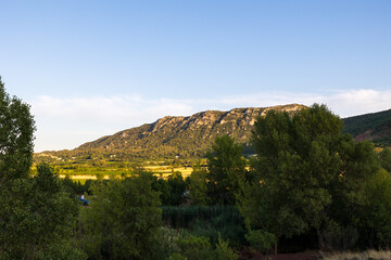 Obraz premium Vue sur le Mont Liausson depuis les bords du Lac du Salagou au coucher du soleil