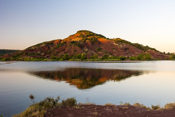 Vue sur l'ancien volcan du Cérébou au bord du Lac du Salagou au coucher du soleil