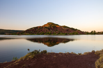 Vue sur l'ancien volcan du Cérébou au bord du Lac du Salagou au coucher du soleil