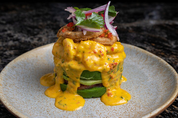 Causa peruana Acevichada, Una causa con ceviche encima