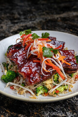 Cerdo glaseado con arroz y vegetales. Barbacoa y cerdo