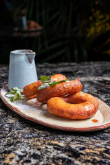 Postre peruano, picarones con jarabe de miel