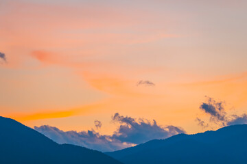 オレンジ色に染まる初夏の夕空