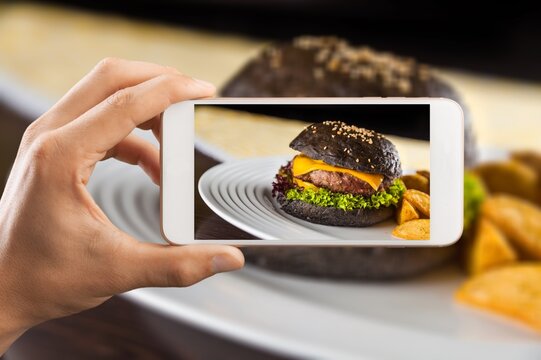 A picture of a delicious street food hamburger on the phone