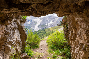 Grotta nella roccia in alta montagna - obrazy, fototapety, plakaty