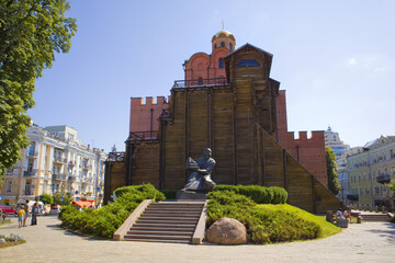 Fototapeta na wymiar Golden Gate and monument to Yaroslav the Wise in Kyiv, Ukraine