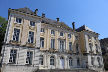 Fototapeta na wymiar L'ancien palais épiscopal, construit au 18eme siècle, désormais bibliothèque et médiathèque municipale, vue de l'extérieur, ville de Belley, département de l'Ain, France