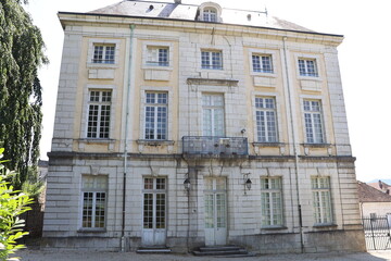 Fototapeta na wymiar L'ancien palais épiscopal, construit au 18eme siècle, désormais bibliothèque et médiathèque municipale, vue de l'extérieur, ville de Belley, département de l'Ain, France