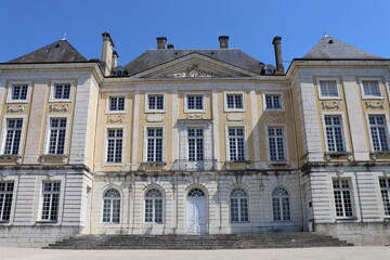 Fototapeta na wymiar L'ancien palais épiscopal, construit au 18eme siècle, désormais bibliothèque et médiathèque municipale, vue de l'extérieur, ville de Belley, département de l'Ain, France