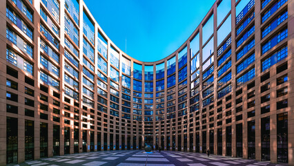Innenhof des Europäischen Parlaments in Straßburg - obrazy, fototapety, plakaty