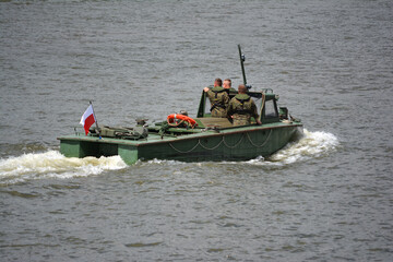 Akcja poszukiwawcza i ratunkowa polskich służb ratunkowych na wodzie. 