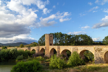 Obraz premium Puente medieval de Frías (siglo XIII). Sobre el río Ebro. Burgos, Castilla y León, España.
