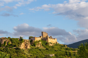 Fototapeta na wymiar Vista panorámica de la espectacular ciudad medieval de Frías construida sobre una colina. Burgos, Castilla y León, España.