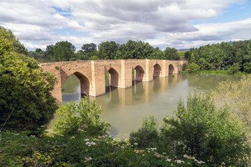 Fototapeta na wymiar Puente gótico sobre el río Ebro. Briñas, Haro, La Rioja, España.