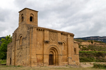 Fototapeta na wymiar Ermita románica de Santa Maria de la Piscina (siglo XII). San Vicente de la Sonsierra, La Rioja, España.
