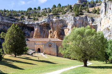 Ermita de San Bartolomé (siglo XIII), un estilo de transición entre románico y gótico. Esta...