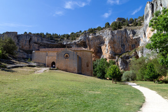 Ermita de San Bartolom&eacute; (siglo XIII), un estilo de transici&oacute;n entre rom&aacute;nico y g&oacute;tico. Esta iglesia se encuentra dentro del parque natural del Ca&ntilde;&oacute;n del R&iacute;o Lobos. Ucero, Soria, Espa&ntilde;a.