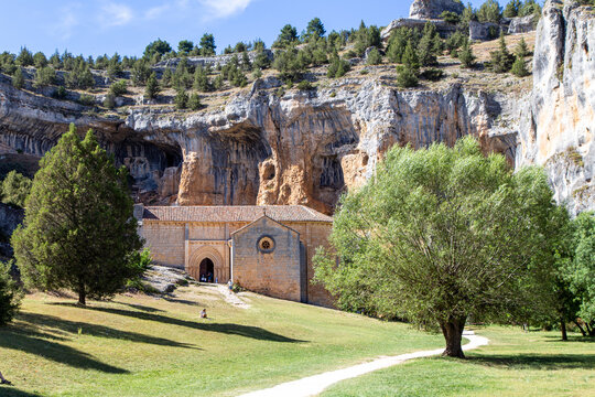 Ermita de San Bartolom&eacute; (siglo XIII), un estilo de transici&oacute;n entre rom&aacute;nico y g&oacute;tico. Esta iglesia se encuentra dentro del parque natural del Ca&ntilde;&oacute;n del R&iacute;o Lobos. Ucero, Soria, Espa&ntilde;a.