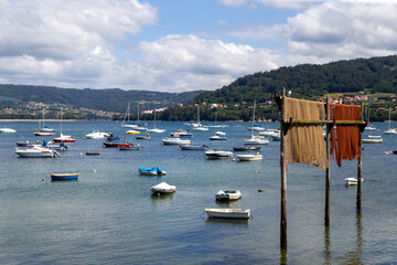 Vista del puerto del pueblo de Redes. Se puede ver una cabria, herramienta típica para secar las redes de pesca. Camouco, A Coruña, España