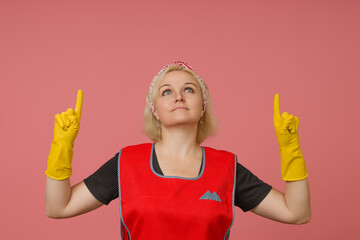 maid in an apron and gloves indicates the direction up on a colored background