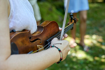 Frau hält eine Geige und Bogen