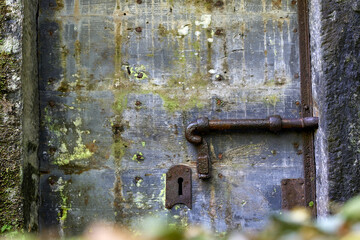 Alte Tür mit einem Schloss
